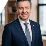 Портрет уверенного бизнесмена из компании Комплект Уфа на нейтральном фоне в студии