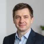 Портрет уверенного специалиста компании Комплект Уфа по монтажу радиаторов в частных домах