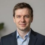 Портрет уверенного специалиста компании Комплект Уфа по монтажу радиаторов в частных домах