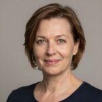 Портрет уверенного специалиста компании Комплект Уфа по монтажу радиаторов в частных домах